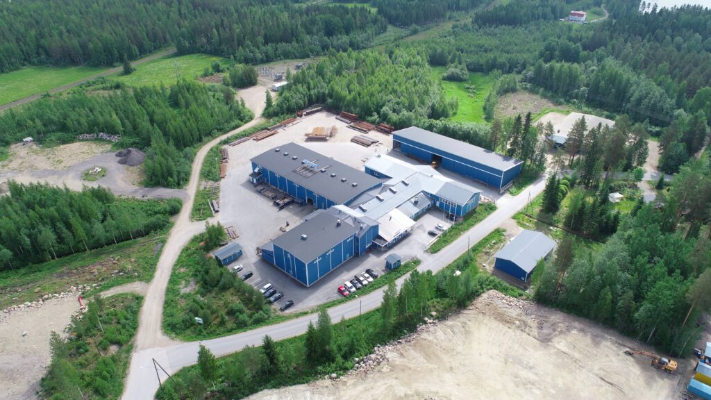 Ilmakuva Saarijärvellö sijaitsevasta Aurajoki Oy:n konepajasta.