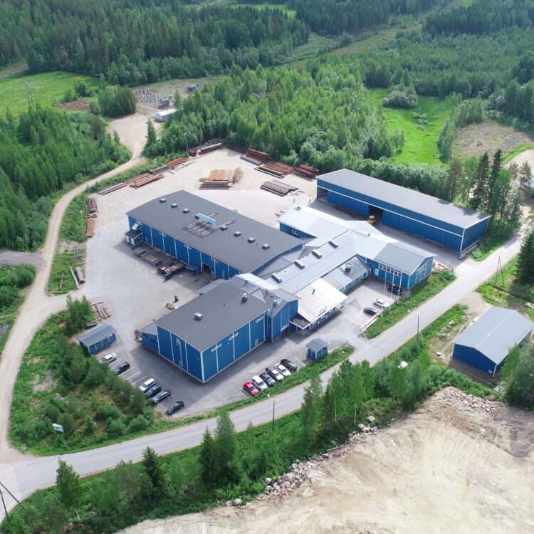 Ilmakuva Saarijärvellö sijaitsevasta Aurajoki Oy:n konepajasta.