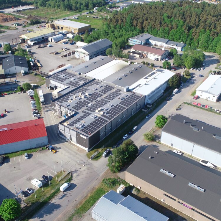 Ilmakuva Turussa sijaitsevasta Aurajoki Oy:n pintakäsittelylaitoksesta.